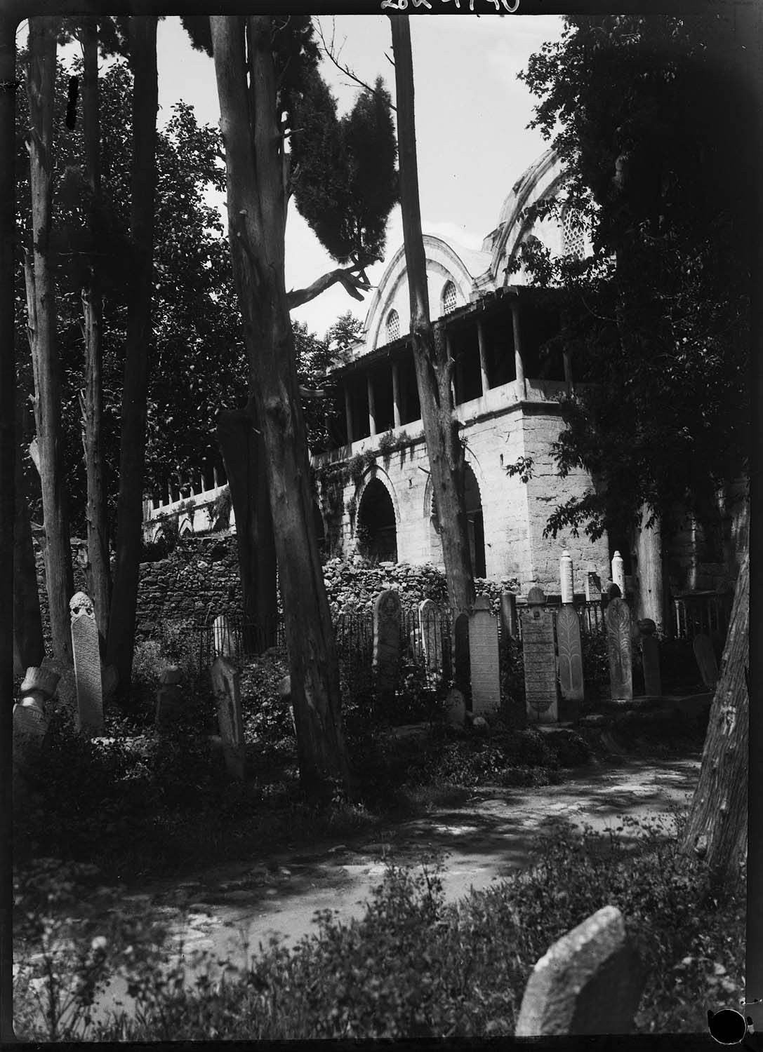 Vue extérieure : le cimetière et la mosquée